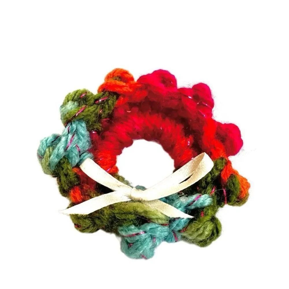Knitted Wreath vintage brooch